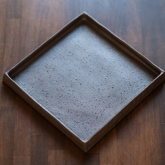 和食器 焼締吹き掛け正角箱皿（YT-086） 作家「多屋嘉郎」