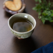 和食器　伊賀灰釉汲出湯呑　作家「新学」
