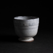 ぐい呑み（盃）作家物　宇野徹作　白磁花文　京焼　日展作家 ぐい呑み（盃）作家物 宇野徹作 白磁花文 京焼 日展作家
