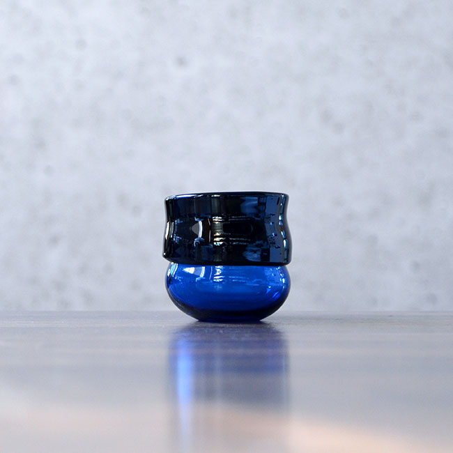 ガラス　DOMAKI “Blue” ぐい呑（SI-043）　作家「飯田将平」
