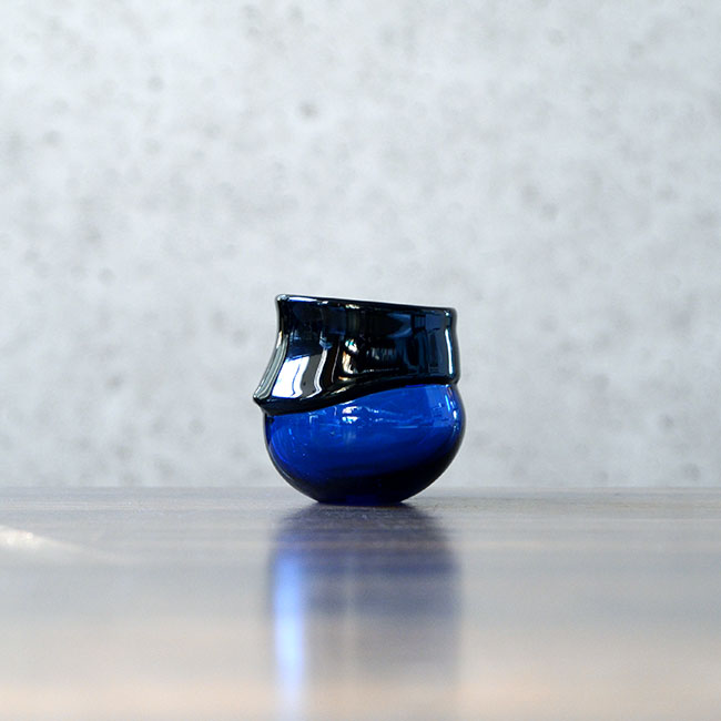 ガラス　DOMAKI “Blue” ぐい呑（SI-045）　作家「飯田将平」