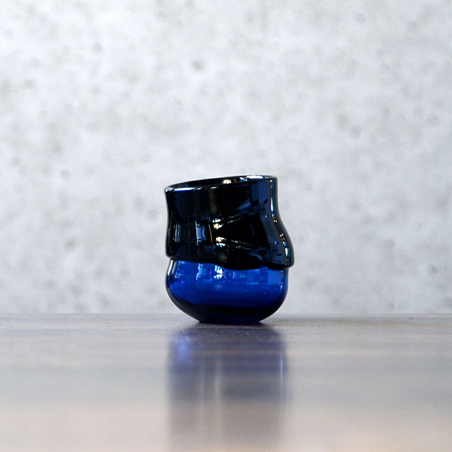 ガラス　DOMAKI “Blue” ぐい呑（SI-047）　作家「飯田将平」