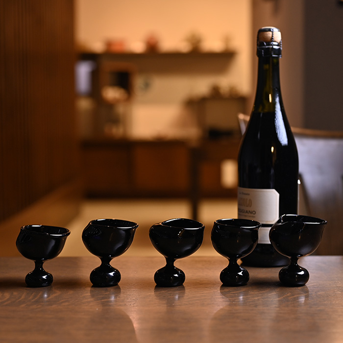 低いワイングラス　黒　ガラス作家