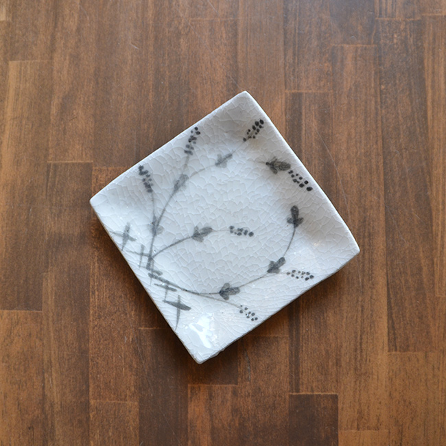 長石釉草文角皿（小）　作家「佐々木好正」