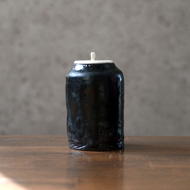 黒茶入A　　作家「横山拓也」