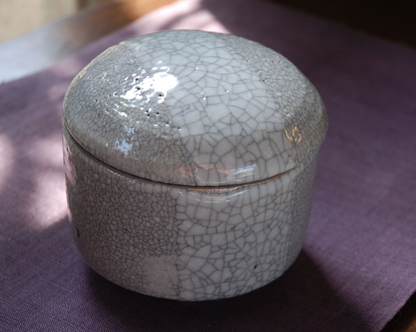 和食器　貫入釉掛分蓋物（白）　作家「多屋嘉郎」
