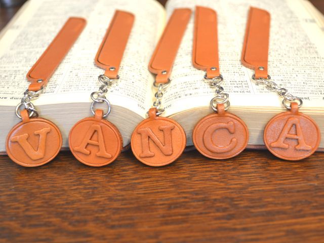 A本革製チャームブックマーカー