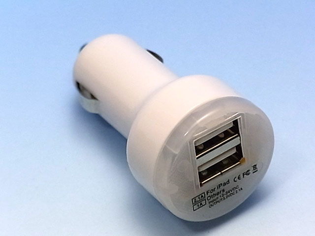 iPhone・iPod・iPad対応　シガーソケットで充電できる車内USB充電器！USB2ポート搭載カーチャージャー！ホワイト