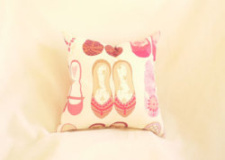 大人気！のクッションカバー：TwinkleToes（トゥインクルトゥ）white　40cm角