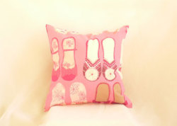 大人気！のクッションカバー：TwinkleToes（トゥインクルトゥ）：pink　40cm角