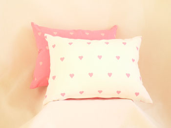 大人気！英国ハーレクインのクッション：ラブハート：pink×white　30cm×40cm角
