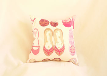 大人気！のクッションカバー：TwinkleToes（トゥインクルトゥ）white　40cm角