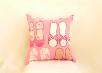 大人気！のクッションカバー：TwinkleToes（トゥインクルトゥ）：pink　40cm角