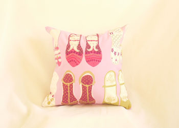 大人気！のクッションカバー：TwinkleToes（トゥインクルトゥ）purple　40cm角