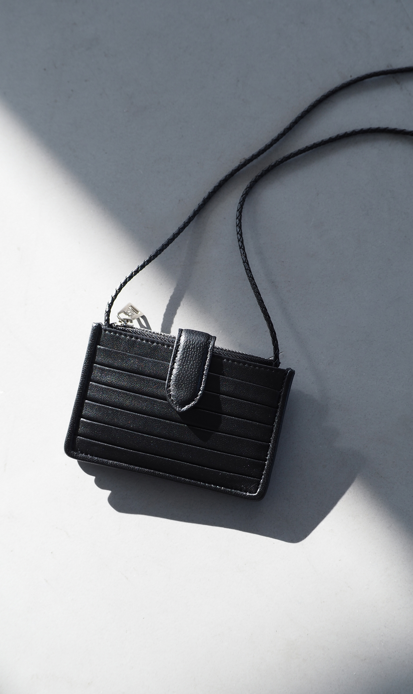 クラシカルでいて洗練感を纏い、おしゃれなコンパクトさと機能面も魅力 “RIPPLE WALLET”