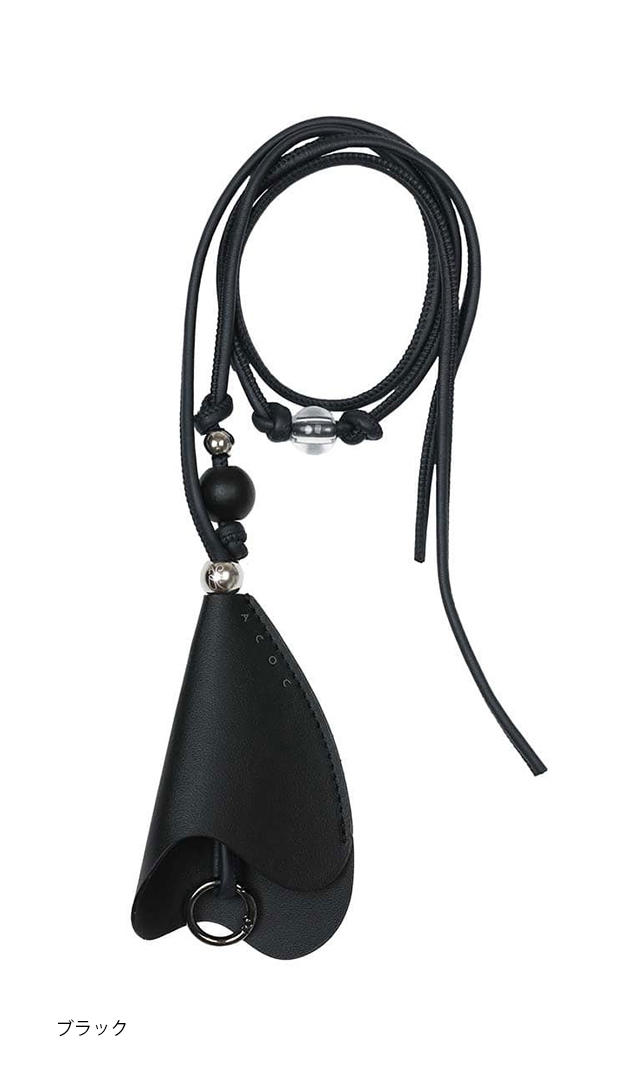 刻的な美しさの洗練されたディテールが印象的な “カラーチャーム”