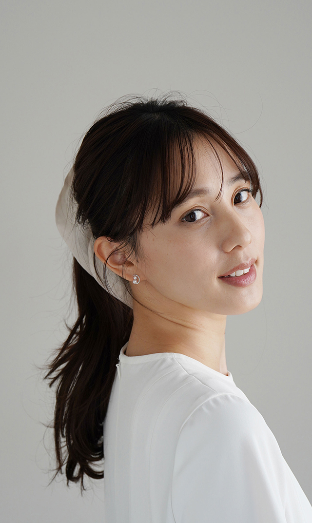 存在感のあるボリュームと透け感が魅力の “ミストスクエアシュシュ”