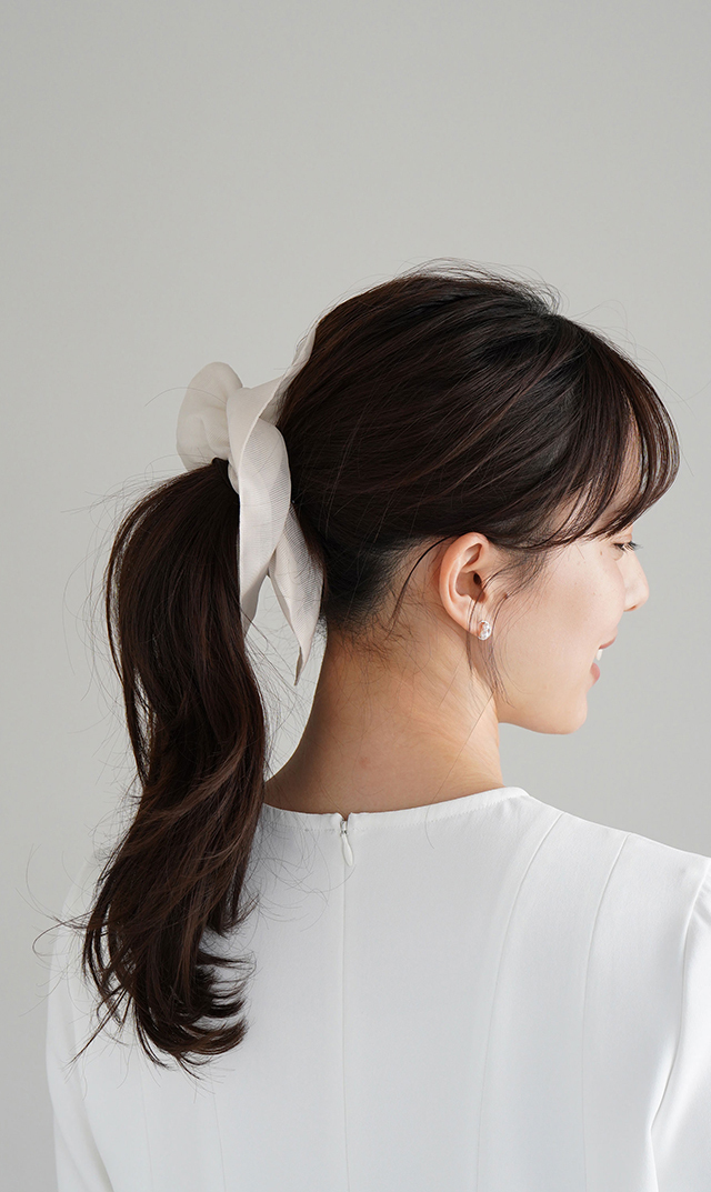 存在感のあるボリュームと透け感が魅力の “ミストスクエアシュシュ”