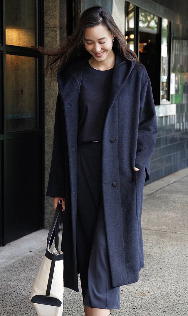 贅沢に柔らかいアンゴラウール混紡素材で仕立てたミドル丈コート