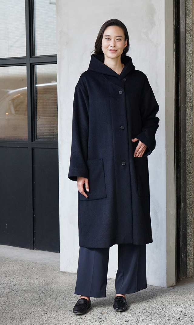 贅沢に柔らかいアンゴラウール混紡素材で仕立てたミドル丈コート