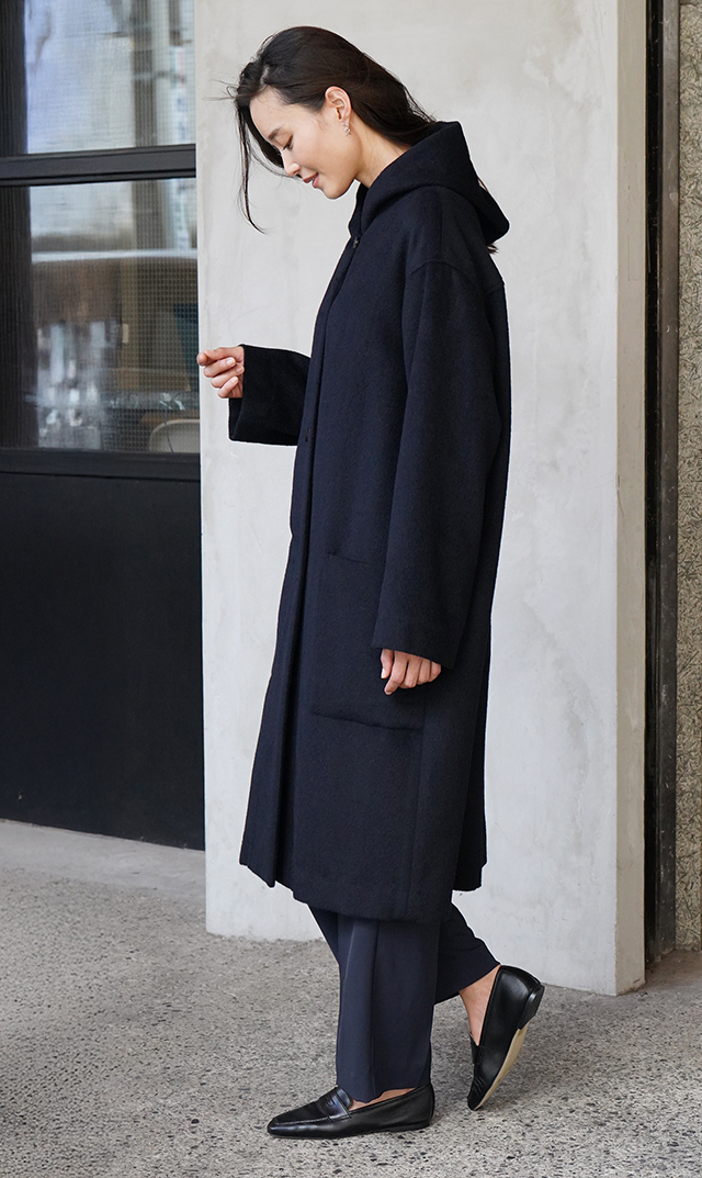 贅沢に柔らかいアンゴラウール混紡素材で仕立てたミドル丈コート