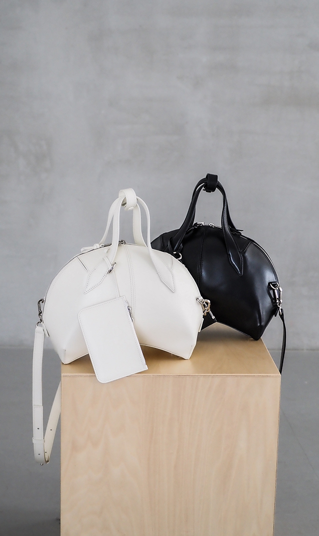 彫刻的な美しさの洗練されたディテールが印象的な “WAHWAN TOP HANDLE BAG”