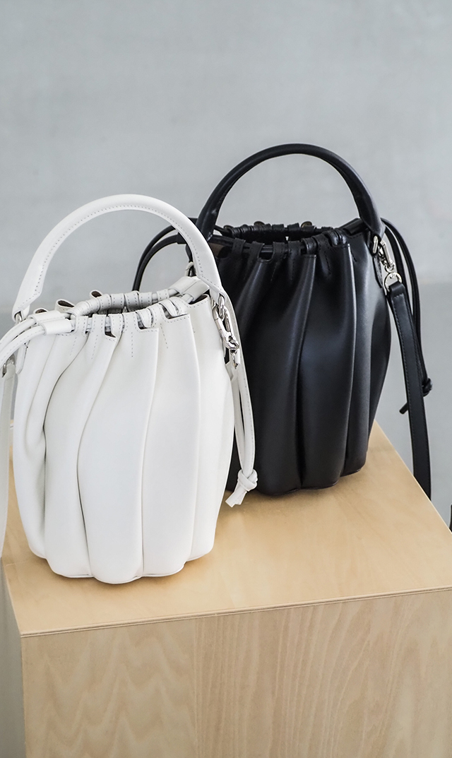 インポートボクギ花フォルムハンドバッグ黒白