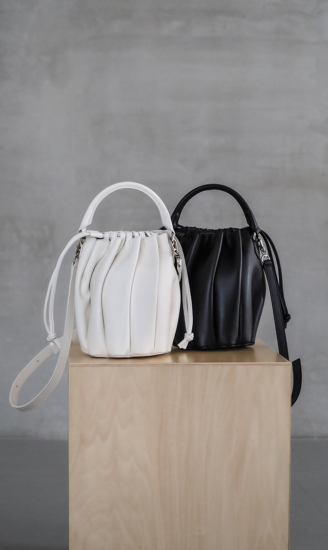 インポートボクギ花フォルムハンドバッグ黒白