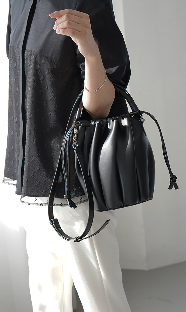 インポートボクギ花フォルムハンドバッグ黒白