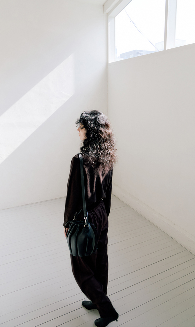 インポートボクギ花フォルムハンドバッグ黒白