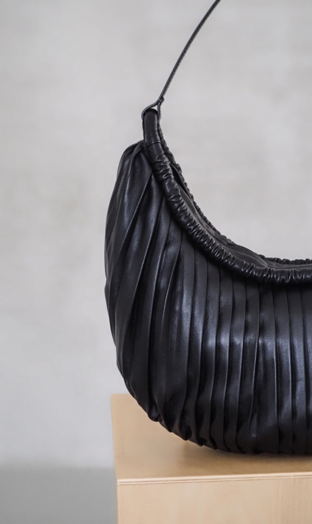 インポートプリーツディテールショルダーバッグ黒