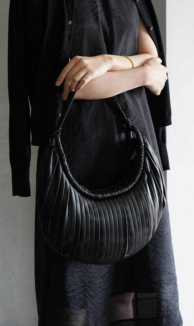 インポートプリーツディテールショルダーバッグ黒