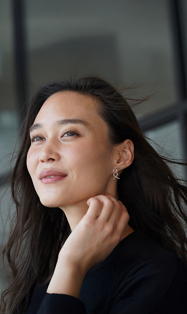 ダブルループのデザインが印象的な“GETIJピアス”