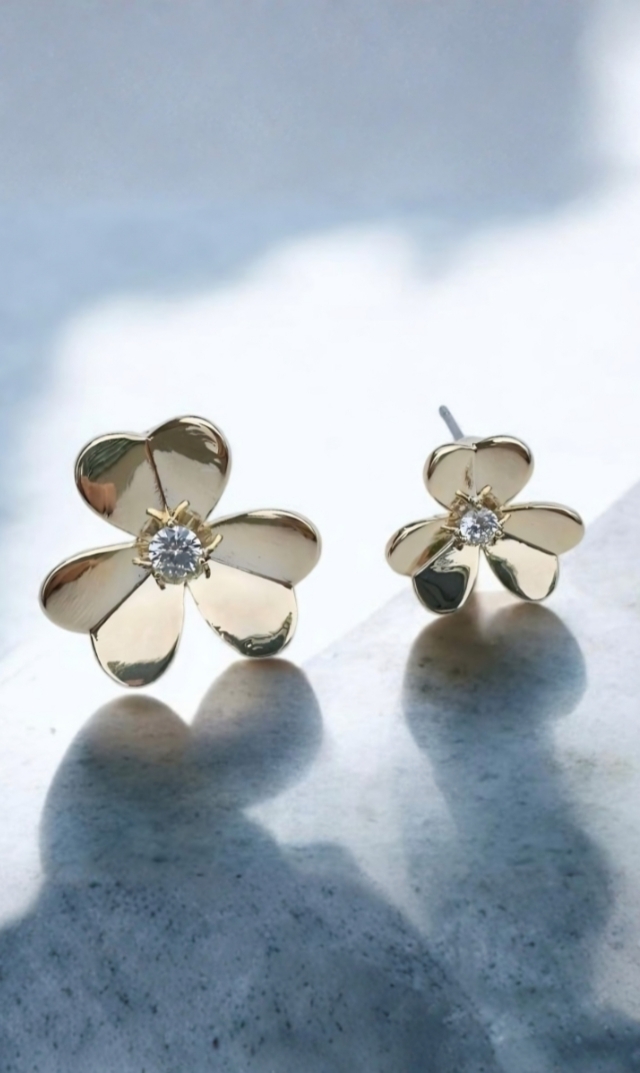 [期間限定販売]【ハニービジュー(THE HANY Bijoux)】アシンメトリーフラワーピアス・イヤリング(ゴールド / シルバー)