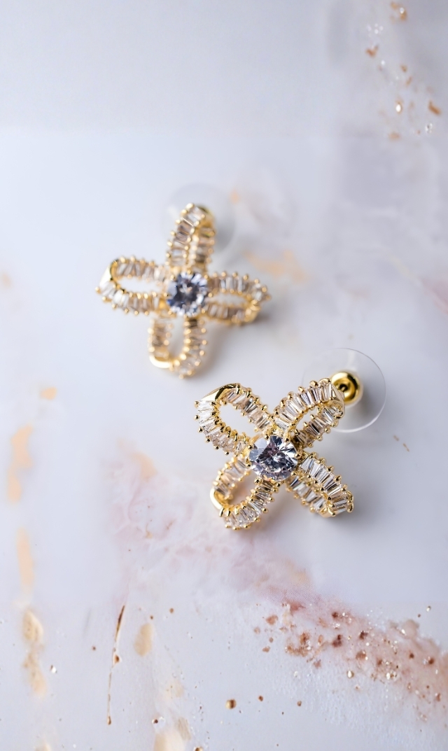 [期間限定販売]【ハニービジュー(THE HANY Bijoux)】プチリュバン ピアス・イヤリング(ゴールド）