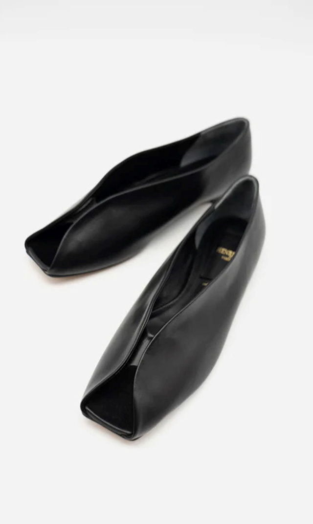 究極のシンプルさがカットラインの美しさを際立たせる “Cattleya