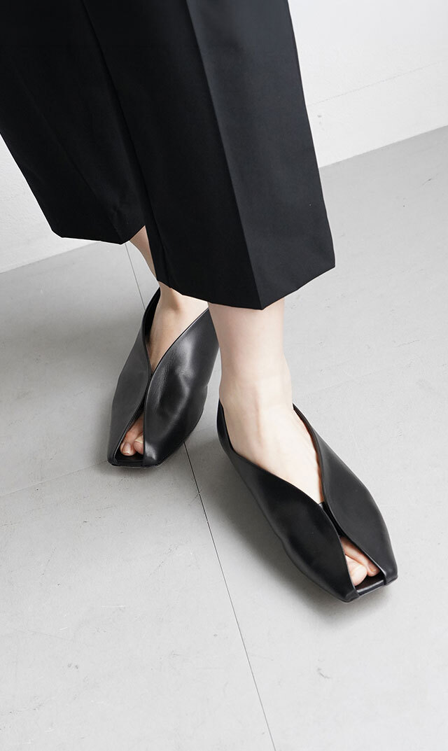 究極のシンプルさがカットラインの美しさを際立たせる “Cattleya