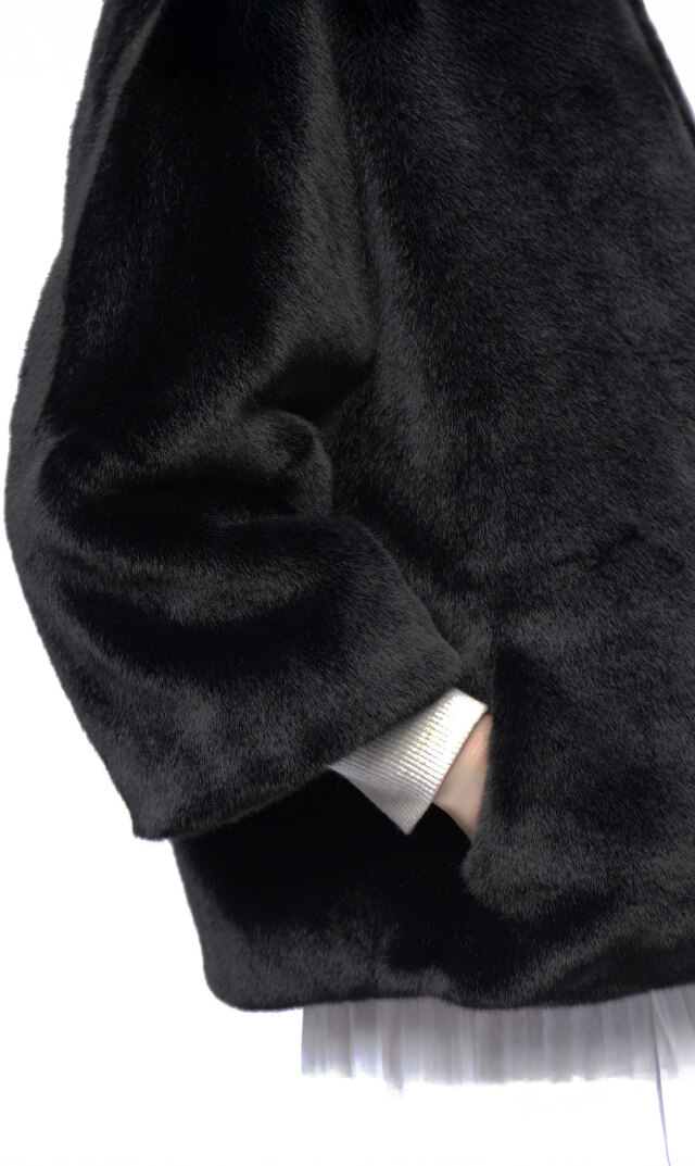 真冬のスタイリングを暖かく華やかに彩る“COLETTEファージャケット”