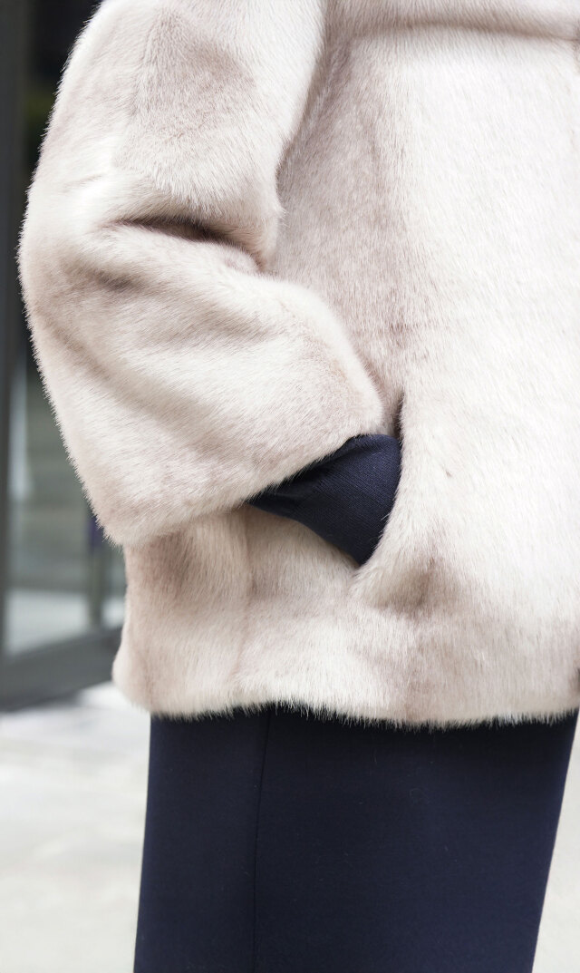 真冬のスタイリングを暖かく華やかに彩る“COLETTEファージャケット”