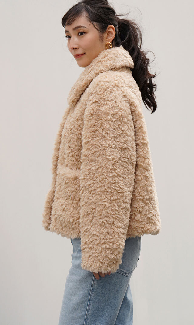 これ1枚で着映えする品の良い華やかさが魅力の“TRACI コート”