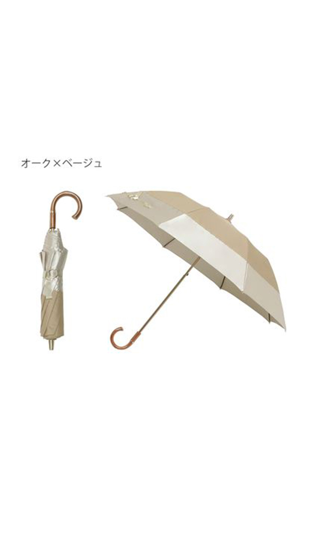 ニュアンシーな光沢生地との切り替えデザインが、装いを上品に