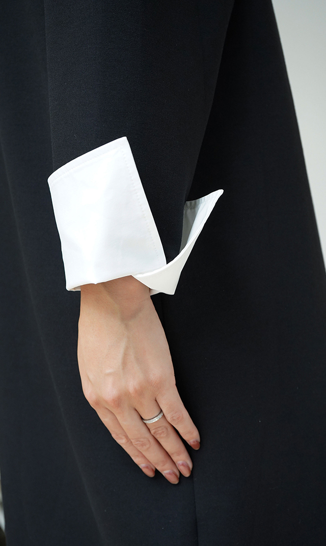 ホワイトシャツをレイヤードしているかの様な、スウェット