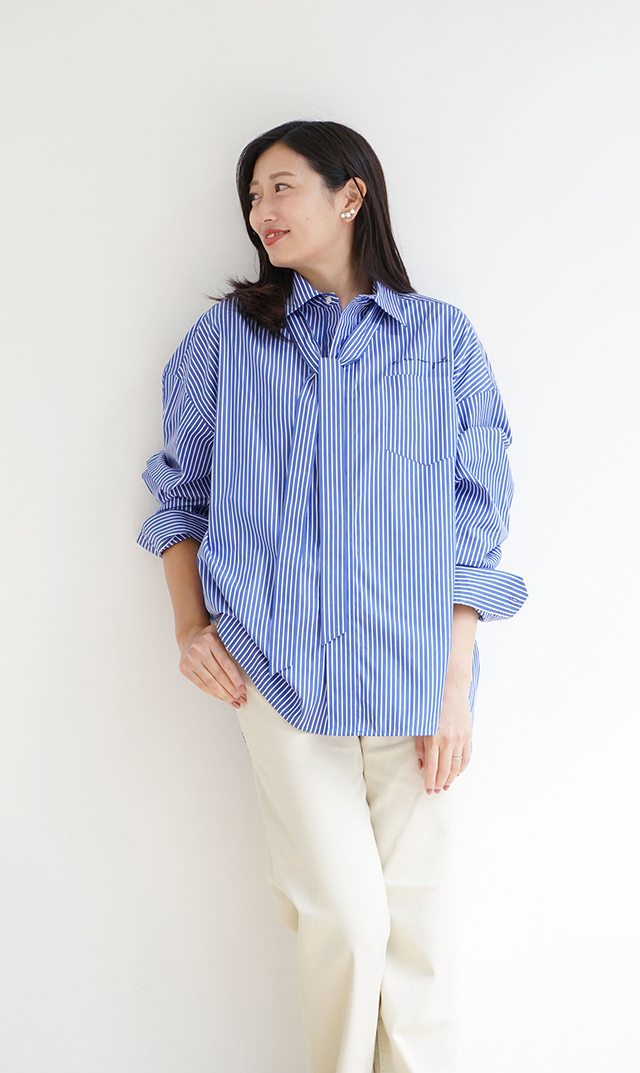 スキニータイ付きブルーストライプシャツ