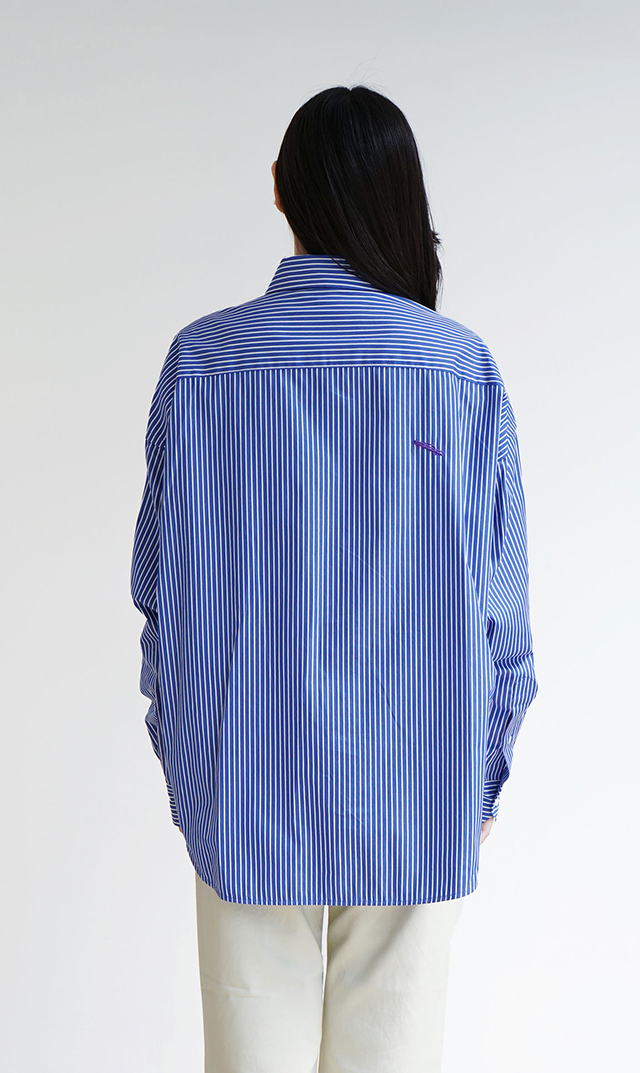同素材のスキニータイ付きのマニッシュなストライプシャツ “ストライプ