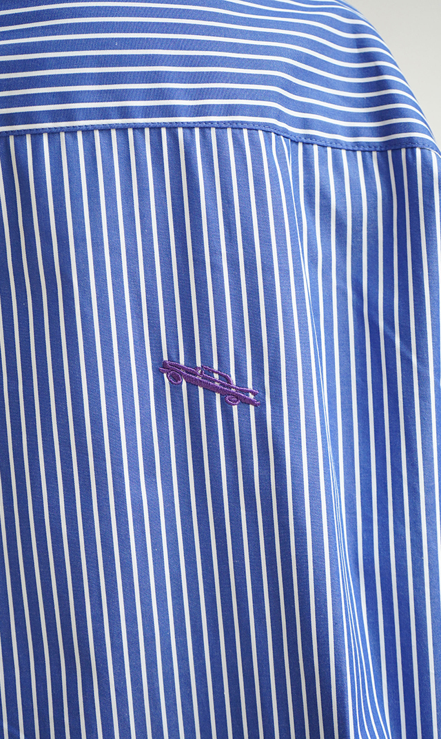 同素材のスキニータイ付きのマニッシュなストライプシャツ “ストライプ