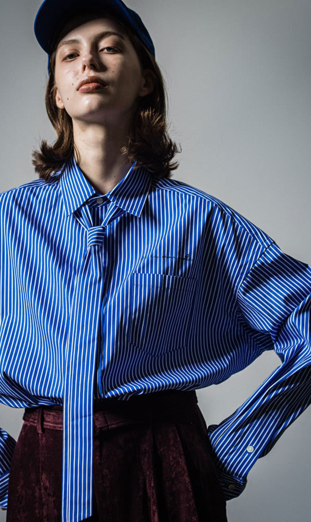 同素材のスキニータイ付きのマニッシュなストライプシャツ “ストライプ