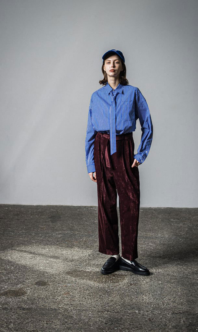 スキニータイ付きブルーストライプシャツ