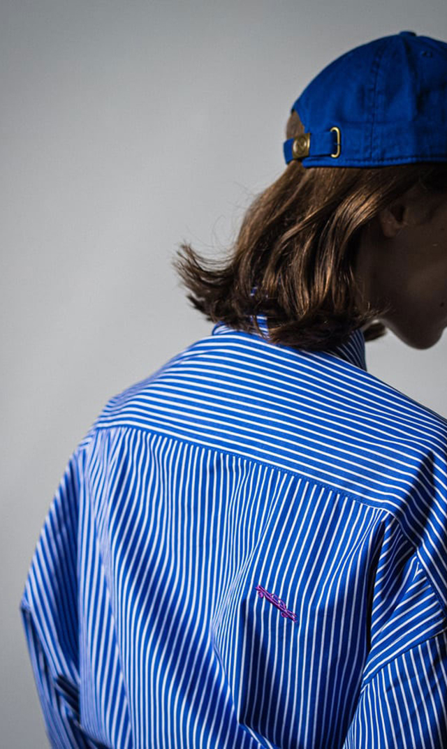 同素材のスキニータイ付きのマニッシュなストライプシャツ “ストライプ