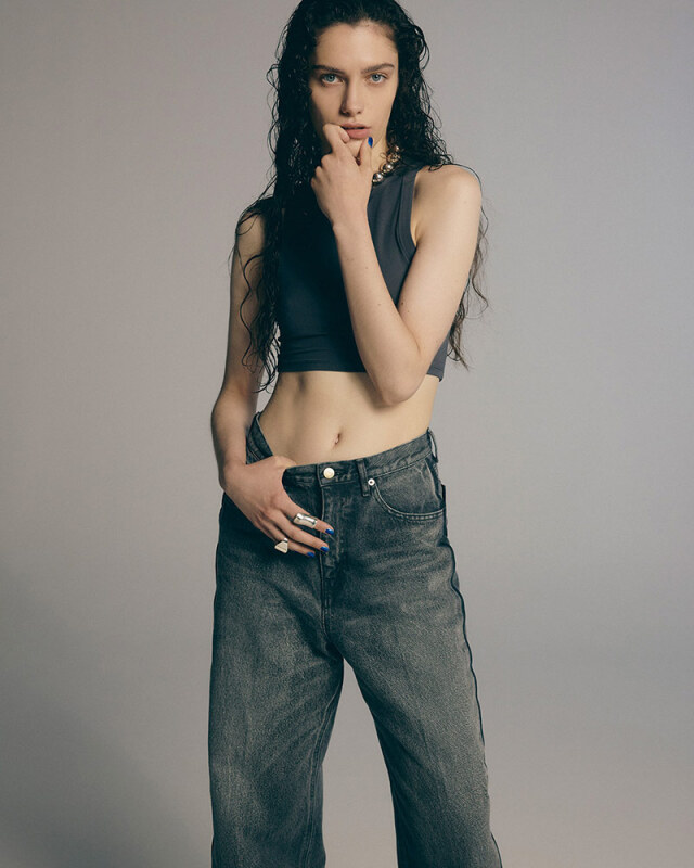 スッキリとした腰まわり、裾にかけてワイドなシルエット“KHUFU デニム