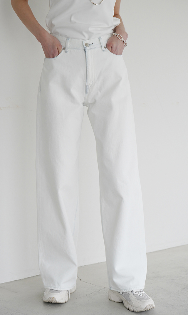素材からジャパンメイドにこだわったワイドストレートのデニムパンツ